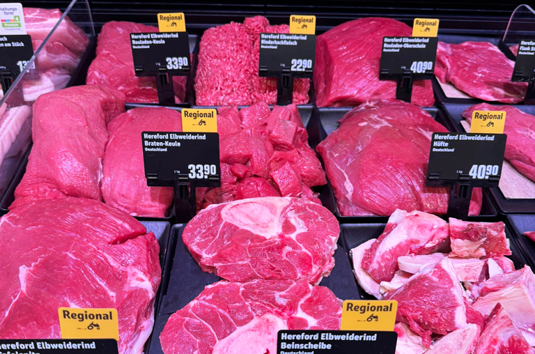 Elbweiderind-Fleisch in der Auslage der Frischetheke von REWE Härzschel