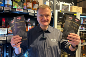 Frank Mädler mit Flyern zu den genussabenden 2026