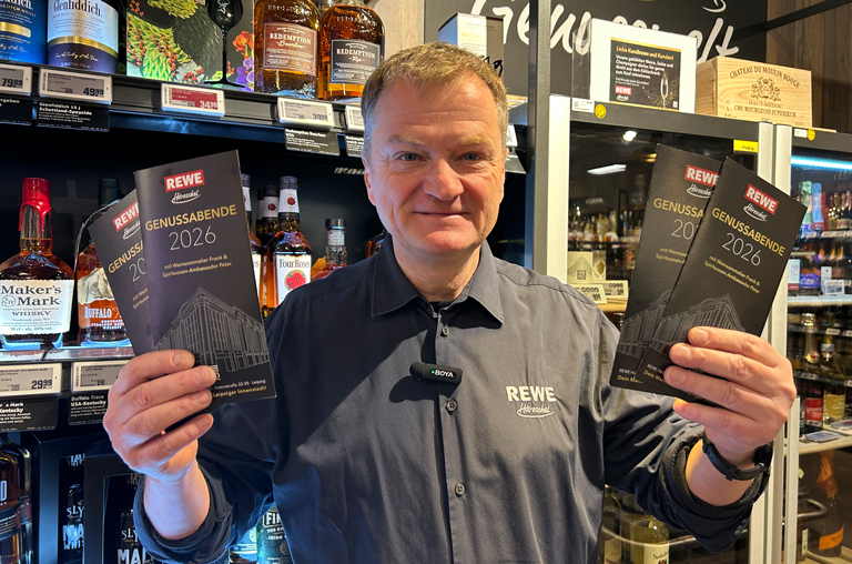 Frank Mädler mit Flyern zu den genussabenden 2026