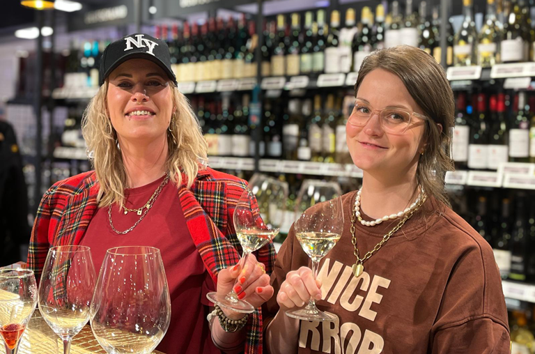 Kunden tauchen bei den Events in der Wein- und Spirituosenabteiliung von REWE Härzschel in neue Genusswelten ein.