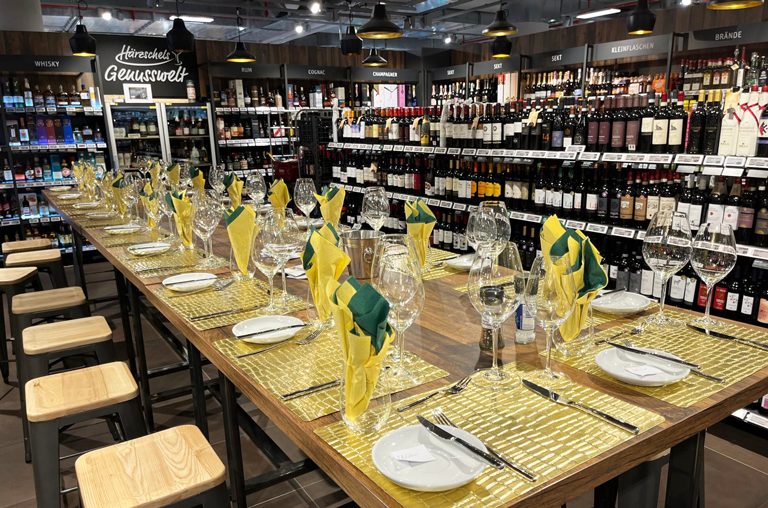 Die Genussabende 2026 bei REWE Härzschel versprechen eine festlich gedeckte Tafel und viele köstliche Spezialitäten.