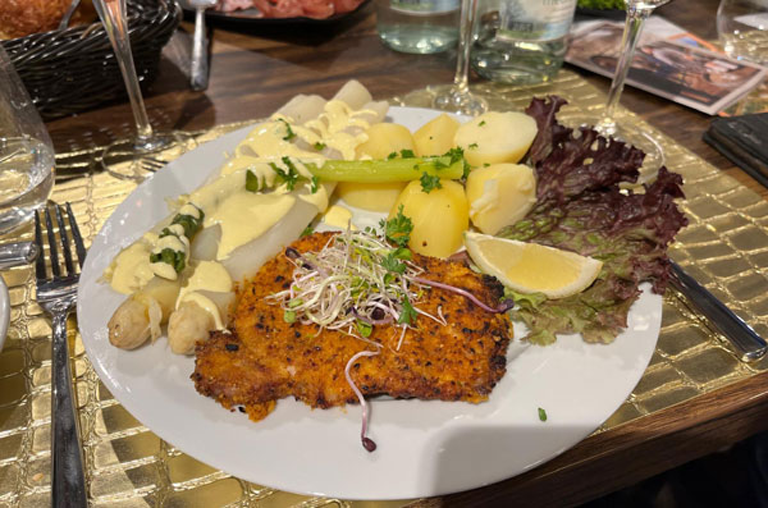 Spargel und Wein - ein beliebter Genussabend bei REWE Härzschel in Leipzig.