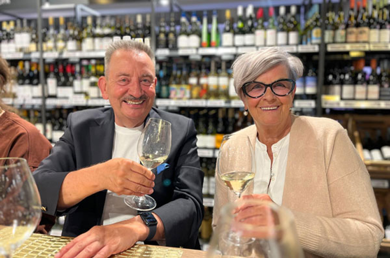 Kunden genißen bei den Verkostungen einen genussvollen Abend