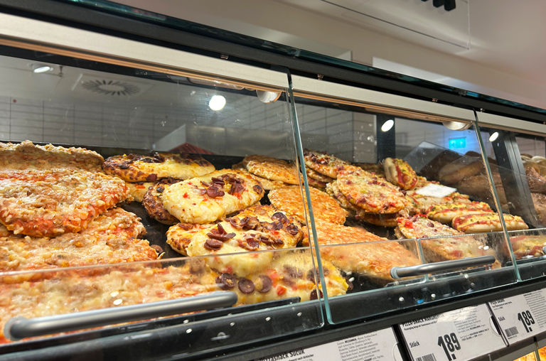 deftige Snacks wie kleine Pizzen, gefüllte Rollen und kleine Hot Dogs