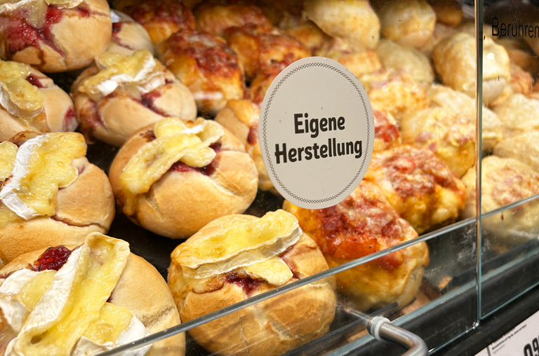 Eigene Herstellung: REWE Härzschel bereitet eine Vielzahl an Käsebrötchen selber zu
