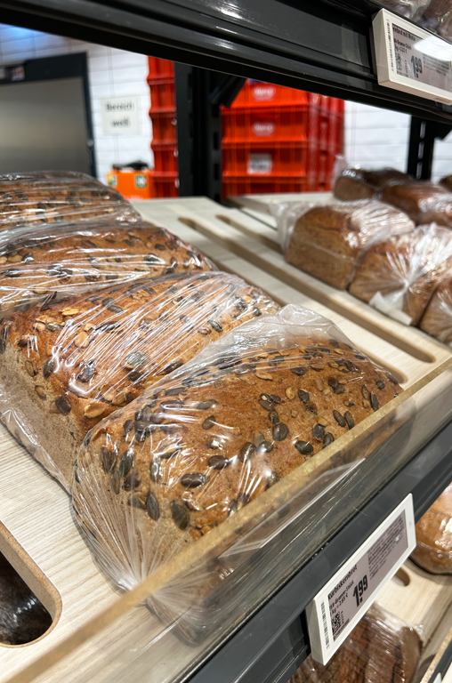 Rund 20 Sorten Brot gibt es bei REWE Härzschel - auf Wunsch auch in Scheiben geschnitten