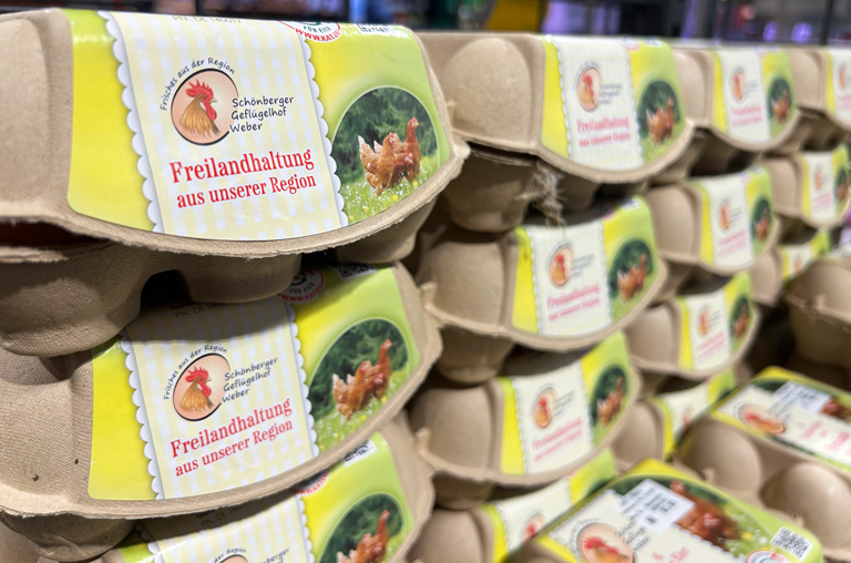 Eier-Pappen vom Schönberger Geflügelhof Weber im Regal bei REWE Härzschel
