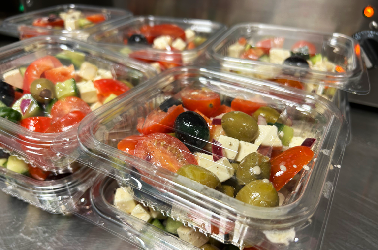 fetig geschnippelt und verpackt - die hausgemachten Convenience-Salate von REWE Härzschel