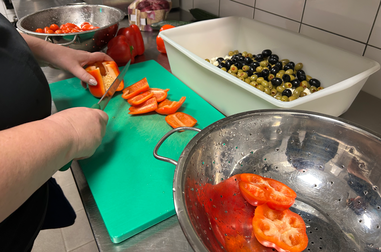 echte Handarbeit in der Schnippelküche