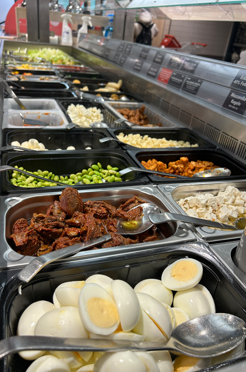 besondere Zutaten bereichern die Vielfalt an der Salatbar von REWE Härzschel