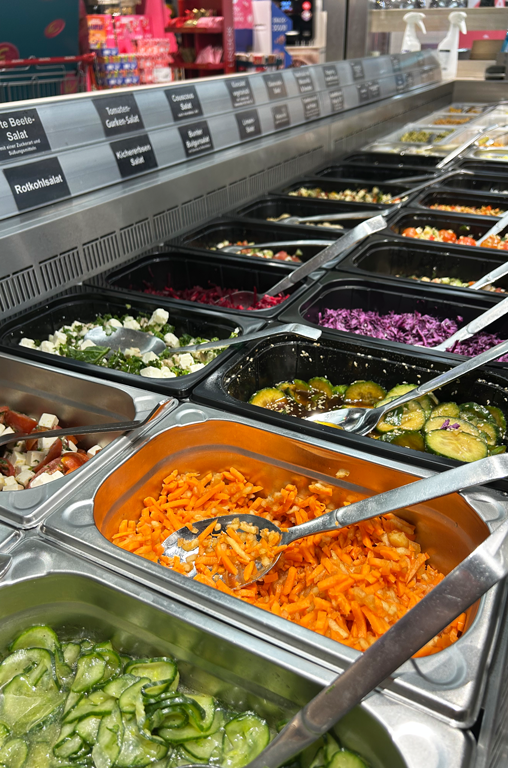 große Auswahl an frisch geschnippeltem Gemüse an der Salatbar von REWE Härzschel