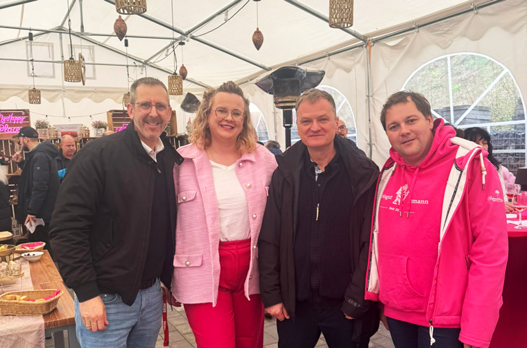 Matthias Härzschel (links) und Frank Mädler (2.v.r.) zu Besuch auf dem Weingut bei Sebastian und Maria Lehmann.